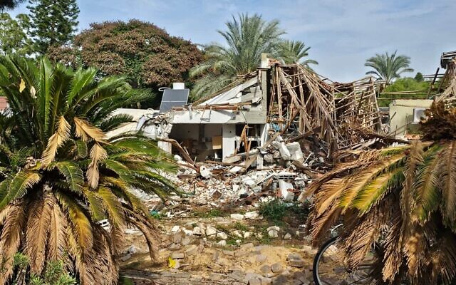 La maison démolie de Chana et de Yoav Halperin, au kibboutz Kfar Aza. (Crédit : Commandement du Front intérieur de l’armée israélienne)