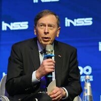 Le général américain à la retraite David H. Petraeus s'exprime lors de la conférence de l'INSS à Tel Aviv, le 7 mars 2024. (Crédit : Ronen Topelberg/INSS)