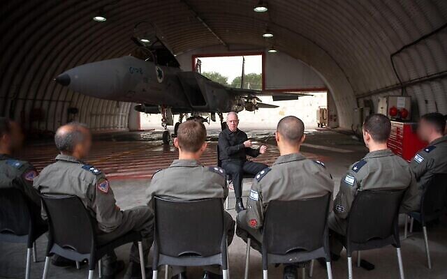 Le ministre de la Défense Yoav Gallant s'entretient avec des pilotes de chasse sur la base aérienne de Tel Nof, le 18 avril 2024. (Crédit : Shachar Yurman/Ministère de la Défense)