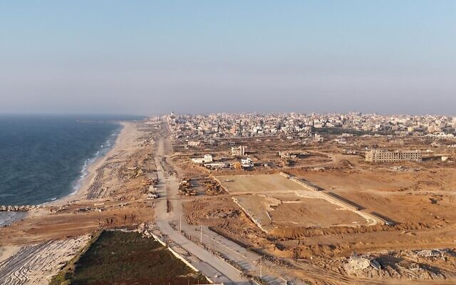 Des travaux de constructions sur la côte du centre de Gaza dans le cadre d'un projet, chapeauté par les Américains, visant à faire entrer l'assistance humanitaire par le biais d'une jetée flottante, une image diffusée le 27 avril 2024. (Crédit : Département de l'Ingénierie et de la Construction du ministère de la Défense)