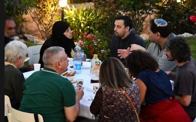 Un Iftar interconfessionnel du ramadan organisé par l'Interfaith Encounter Association à Jérusalem, le 4 avril 2024. (Autorisation : Tali Webber)