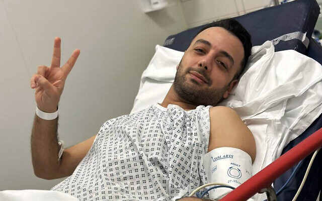 Pouria Zeraati en convalescence dans un lit d'hôpital, à Londres, le 30 mars 2024. (Crédit : Capture d'écran X ; utilisée conformément à l'article 27a de la loi sur le droit d'auteur)