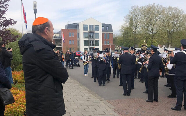 Ronny Naftaniel portant une kippa orange lors des célébrations du Jour du Roi, aux Pays-Bas, le 27 avril 2024. (Crédit : Ronny Naftaniel)