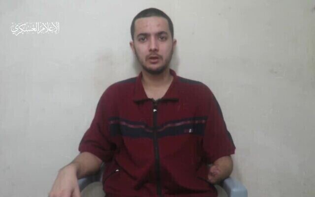 L'otage américano-israélien Hersh Goldberg-Polin, 23 ans, retenu captif à Gaza depuis le 7 octobre, dans une vidéo de propagande du Hamas publiée le 24 avril 2024. (Crédit : Capture d'écran Telegram)