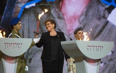 Miriam Peretz tient une torche lors de la cérémonie du 66e jour de l'indépendance israélienne au mont Herzl à Jérusalem, le 5 mai 2014. (Crédit : Yonatan Sindel/Flash90)