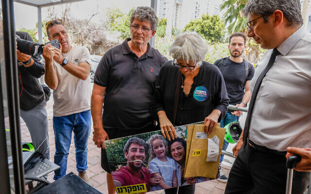 Gadi et Reuma Kedem, qui ont perdu plusieurs membres de leur famille lors du massacre du 7 octobre, arrivent pour intenter une plainte dans un poste de police après avoir été attaqués lors d'une manifestation à Tel Aviv, le 19 mai 2024. (Crédit : Flash90)