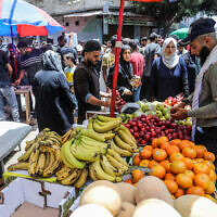 Des Palestiniens de la bande de Gaza font leurs courses sur un marché à Deir al-Balah, dans le centre de la bande de Gaza, le 23 mai 2024. (Crédit : Abed Rahim Khatib/Flash90)