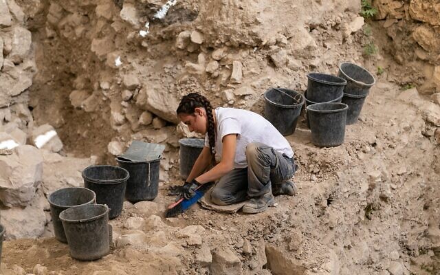 Les fouilles archéologiques dans le parking de Givati, dans la ville de David. (Eliyahu Yannai, Ville de David)