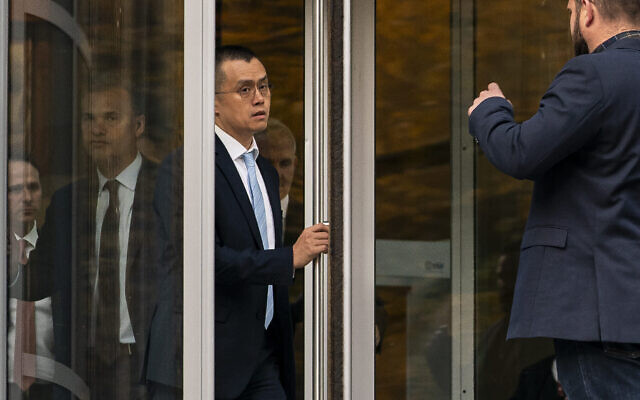 Le PDG de Binance, Changpeng Zhao, quittant le tribunal de district américain, à Seattle, Washington, le 21 novembre 2023. (Crédit : David Ryder/GETTY IMAGES NORTH AMERICA/Getty Images via AFP)