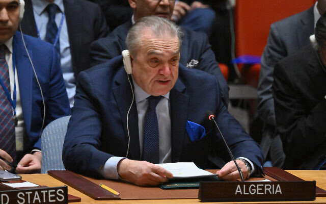 L'ambassadeur d'Algérie aux Nations Unies, Amar Bendjama, s'exprime lors d'une réunion du Conseil de sécurité au siège de l'ONU à New York, le 25 mars 2024. (Crédit : Angela Weiss/AFP)