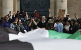 Des étudiants criant des slogans et déployant une banderole "Vive l'intifada étudiante" lors d'un rassemblement de soutien aux Palestiniens à la Sorbonne, à Paris, le 29 avril 2024. (Crédit : Geoffroy Van Der Hasselt/AFP)