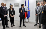 Le ministre français de l'Europe et des Affaires étrangères, Stéphane Sejourne (au centre), assistant à l'inauguration du nouveau siège du consulat de France à Tel Aviv, le 30 avril 2024. (Crédit : Gil Cohen-Magen/AFP)