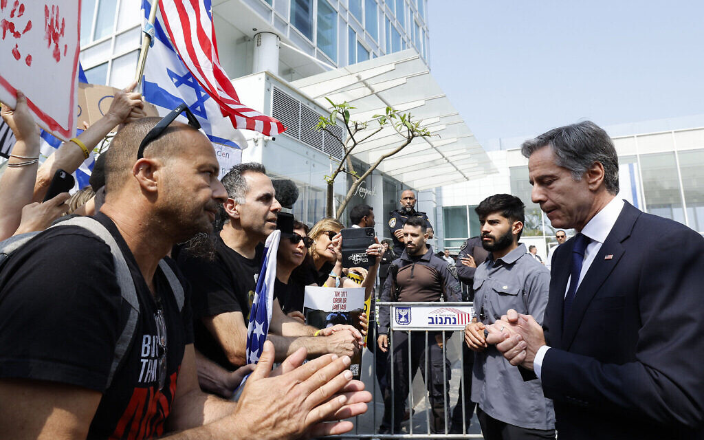 Le secrétaire d'État américain Antony Blinken (à droite) rencontrant les familles des otages détenus par le Hamas, à l'extérieur d'un hôtel, à Tel Aviv, le 1er mai 2024. (Crédit : Evelyn Hockstein/Pool Photo via AP)