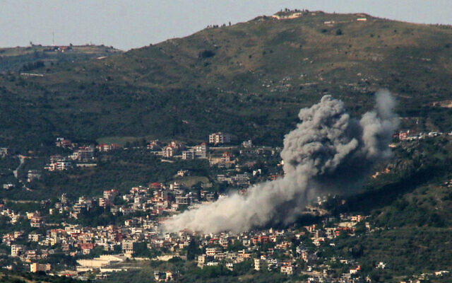 De la fumée s'élève au-dessus du village de Kafr Kila, dans le sud du Liban, après une frappe israélienne, le 10 mai 2024. (Crédit : Rabih DAHER / AFP)