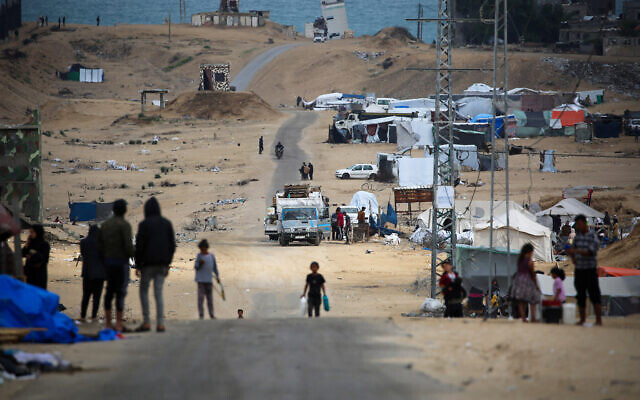 Des Palestiniens emballent leurs affaires alors qu'ils s'apprêtent à fuir Rafah, dans le sud de la bande de Gaza, le 13 mai 2024. (Crédit : AFP)