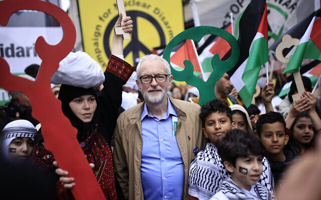 L'ancien leader du parti travailliste britannique Jeremy Corbyn (au centre) rejoignant des partisans pro-palestiniens et anti- Israël se préparant à défiler dans le centre de Londres, le 18 mai 2024. (Crédit : Benjamin Cremel/AFP)