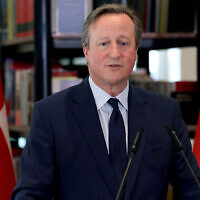 Le ministre britannique des Affaires étrangères, David Cameron, lors d'une conférence de presse conjointe avec le Premier ministre albanais après une réunion, à Tirana, le 22 mai 2024. (Crédit : Adnan Beci/AFP)