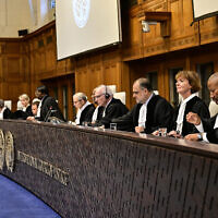 Des magistrats à la Cour internationale de justice (CIJ) dans le cadre du recours déposé par l'Afrique du Sud sur un cessez-le-feu à Gaza, à La Haye, le 24 mai 2024. (Crédit : Nick Gammon/AFP)