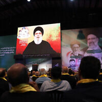 Discours télévisé du secrétaire général du Hezbollah, Hassan Nasrallah, lors d'un rassemblement après la mort récente du président iranien Ebrahim Raïssi et de son entourage, tués dans un accident d'hélicoptère, dans la banlieue sud de Beyrouth, le 24 mai 2024. (Crédit : Anwar Amro/AFP)