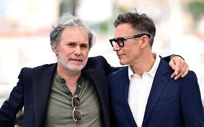 L'acteur français Serge Hazanavicius (à gauche) et le réalisateur français Michel Hazanavicius posant lors d'un photocall pour le film "La plus précieuse des marchandises" lors de la 77e édition du Festival de Cannes, à Cannes, dans le sud de la France, le 25 mai 2024. (Crédit : Loïc Venance/AFP)