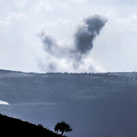 Cette photo prise depuis le nord d'Israël montre des volutes de fumée lors de frappes israéliennes dans le sud du Liban le 25 mai 2024. (Crédit : Jalaa Marey/AFP)