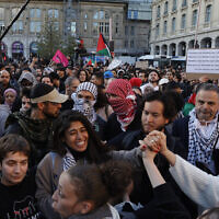 L'activiste Rima Hassan, septième de liste du parti La France insoumise pour les élections européennes de juin, lors d'une manifestation anti-Israël, à Paris, le 27 mai 2024. (Crédit : Geoffroy VAN DER HASSELT / AFP)