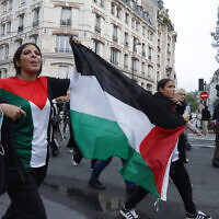 Des manifestants portent des drapeaux palestiniens dans le centre de Paris le 28 mai 2024. (Crédit : Geoffroy VAN DER HASSELT / AFP)