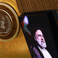 Une photo de feu le président iranien Ebrahim Raissi est affichée alors que l'Assemblée générale des Nations unies (ONU) rend hommage à Raissi au siège de l'ONU à New York, le 30 mai 2024. (Crédit : KENA BETANCUR / AFP)