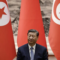 Le président chinois Xi Jinping assiste à une cérémonie de signature avec le président tunisien Kais Saied au Grand Hall du Peuple à Pékin, le 31 mai 2024. (Crédit : TINGSHU WANG / POOL / AFP)