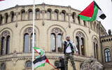 Un homme agite le drapeau palestinien devant le bâtiment du Parlement norvégien lors d'une manifestation à Oslo, le 28 octobre 2023. (Frederik Ringnes/NTB via AP)