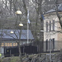 Des policiers près de l'ambassade d'Israël à Stockholm, en Suède, le 31 janvier 2024. (Crédit : Henrik Montgomery/TT News Agency via AP)