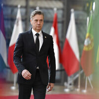 Le Premier ministre slovène Robert Golob arrivant à un sommet de l'UE, à Bruxelles, le 18 avril 2024. (Crédit : Harry Nakos/AP)