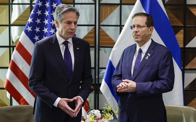 Le secrétaire d'État américain Antony Blinken (à gauche) rencontrant le président Isaac Herzog, à Tel Aviv, le 1er mai 2024. (Crédit : Evelyn Hockstein/Pool Photo via AP)