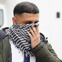 Mohammed Adil, 26 ans, agent de la police du West Yorkshire, accusé d'infractions terroristes pour avoir partagé des messages de soutien au Hamas, quitte le tribunal de Westminster, dans le centre de Londres, le 2 mai 2024. (Crédit : Victoria Jones/PA via AP)