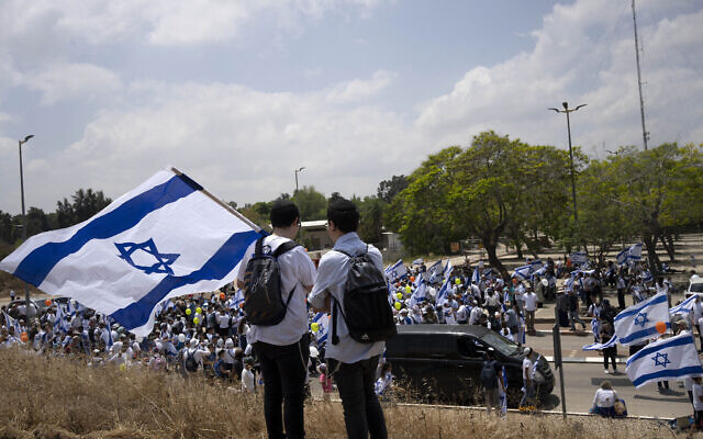 Des milliers d'Israéliens défilant pour demander à Israël de réoccuper la bande de Gaza une fois la guerre contre le Hamas terminée, à Sderot, dans le sud du pays, le 14 mai 2024. (Crédit : Maya Alleruzzo/AP)