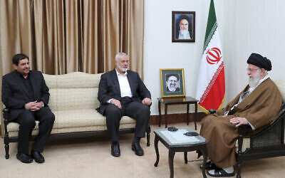 Le guide suprême, l'ayatollah Ali Khamenei (à droite) s'entretenant avec le chef du Hamas, Ismaïl Haniyeh (au centre) et le président iranien par intérim, Mohammad Mokhber (à gauche) lors de leur rencontre, à Téhéran, en Iran, le 22 mai 2024. (Crédit : Site officiel du Bureau du guide suprême iranien via AP)