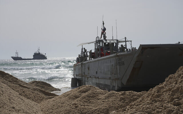 Un navire de l'armée américaine qui se trouvait à la jetée humanitaire temporaire échoué à Ashdod après avoir dérivé à cause du vent et du courant, le 26 mai 2024. (Crédit : AP Photo/Tsafrir Abayov)