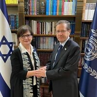 Deborah Lyons avec le président israélien Isaac Herzog, à Jérusalem, en décembre 2023. (Crédit : Autorisation)