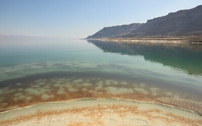 Des formations salines et dolines à la mer Morte, dans le sud d'Israël, le 2 mai 2023. (Crédit : Mendy Hechtman/Flash90)