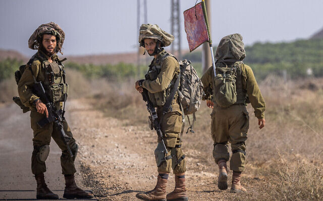 Illustration : Des soldats du bataillon Netzah Yehuda de l'armée israélienne patrouillant à proximité de la frontière entre Israël et la bande de Gaza, le 20 octobre 2023. (Crédit : Yonatan Sindel/Flash90)