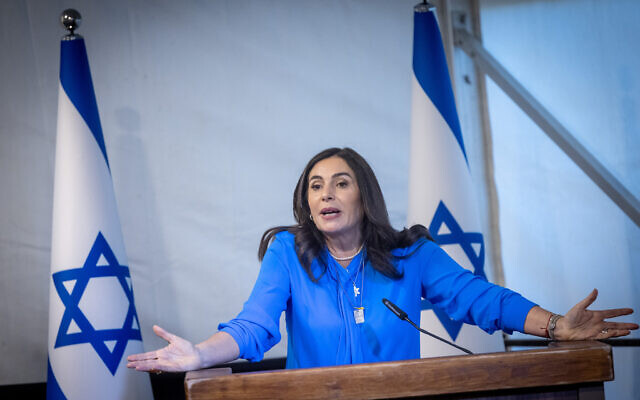 La ministre des Transports Miri Regev lors d'une conférence de presse en amont de la 76e Journée de l'Indépendance sur le mont Herzl de Jérusalem, le 8 mai 2024. (Crédit : Chaim Goldberg/Flash90)