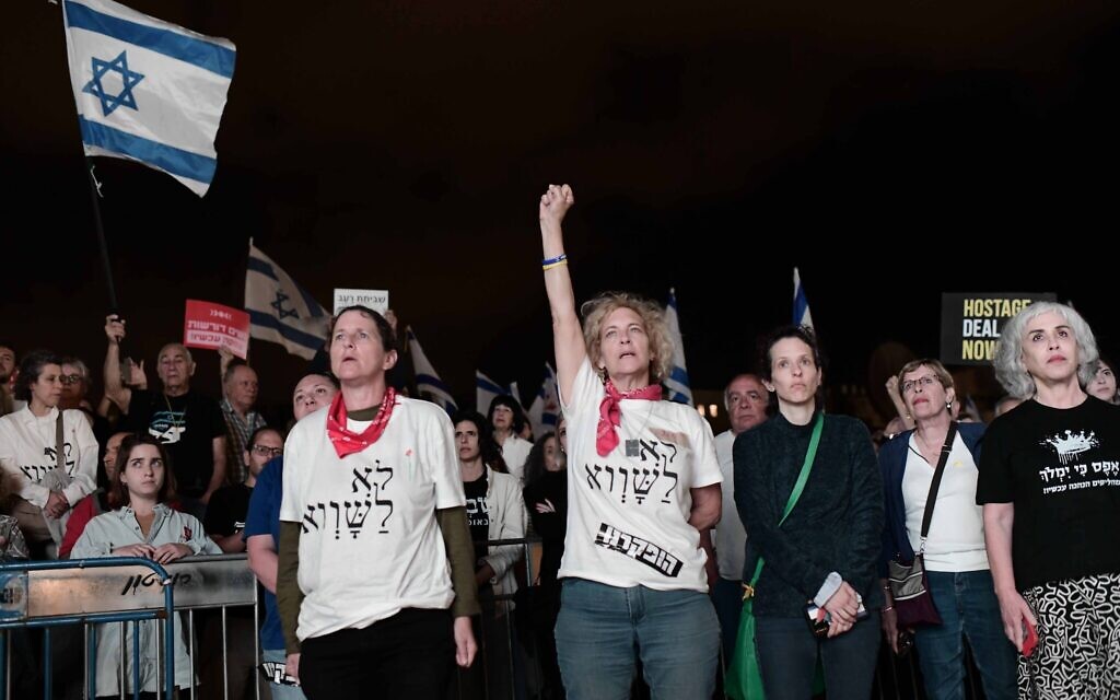 Des manifestants réclament la libération des otages israéliens détenus dans la bande de Gaza et s'élèvent contre le gouvernement israélien actuel à la veille du 76e anniversaire de l'indépendance d'Israël sur la place Habima à Tel Aviv, le 13 mai 2024. (Crédit : Tomer Neuberg/Flash90)