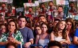 Des Israéliens participant à un rassemblement appelant à la libération des otages détenus par les terroristes du Hamas à Gaza, sur la Place des Otages, à Tel Aviv, le 18 mai 2024. (Crédit : Avshalom Sassoni/Flash90)