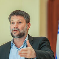 Le leader du parti HaTzionout HaDatit , le ministre des Finances Bezalel Smotrich, dirigeant une réunion de sa faction dans le nord d'Israël, le 19 mai 2024. (Crédit : Ayal Margolin/Flash90)