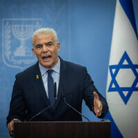 Le chef de l'opposition Yaïr Lapid dirigeant une réunion de son parti Yesh Atid, à la Knesset, à Jérusalem, le 20 mai 2024. (Crédit : Yonatan Sindel/Flash90)