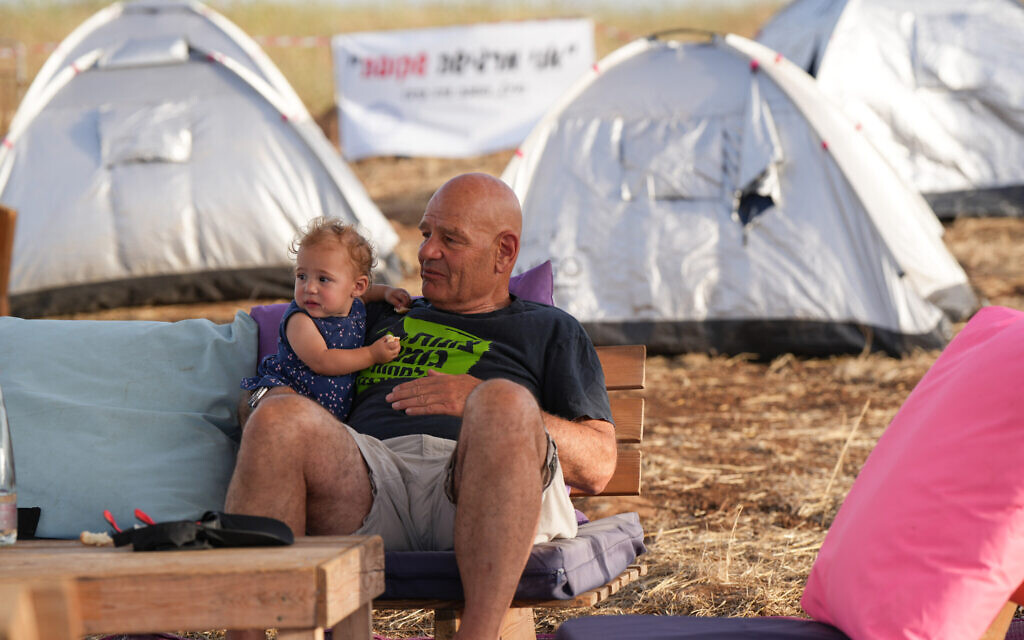 Des résidents de communautés évacuées dans le nord d'Israël et des sympathisants ont installé un village de tentes pour demander au gouvernement de les autoriser à rentrer chez eux, à la jonction d'Amiad, dans le nord d'Israël, le 23 mai 2024. (Crédit : Ayal Margolin/Flash90)