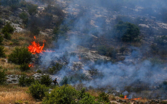 Des roquettes tirées du Liban déclenchent un incendie dans une zone ouverte près de la ville de Kiryat Shmona, dans le nord d'Israël, le 23 mai 2024. (Crédit : Ayal Margolin/Flash90)