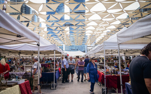 Des gens effectuant des achats au Vintage Market, à Tel Aviv, le 24 mai 2024. (Crédit : Avshalom Sassoni/Flash90)
