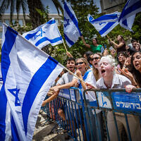 Des étudiants pro-Israël manifestant à l'Université hébraïque de Jérusalem, le 28 mai 2024. (Crédit : Yonatan Sindel/Flash90)