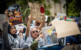 Des manifestants protestant contre la guerre à Gaza, à l'Université hébraïque de Jérusalem, le 28 mai 2024. (Crédit : Yonatan Sindel/Flash90)